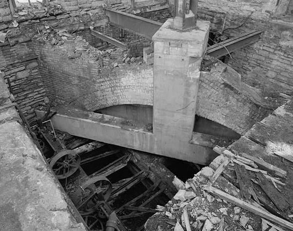 Crown Roller Mill, Minneapolis Minnesota GRAIN-ELEVATOR SECTION, INTERIOR, DETAIL OF NORTHWEST CORNER, SHOWING CRIBBING ALONG NORTH WALL; LOOKING NORTH