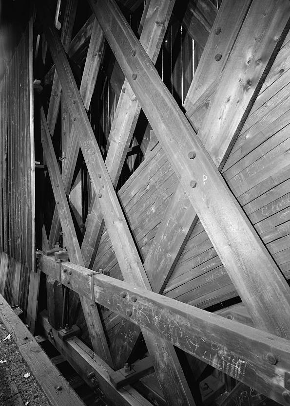 Wrights Covered Bridge, Claremont New Hampshire LAMINATED ARCH BETWEEN TWO LATTICES.