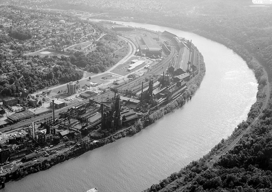 Pittsburgh Steel Company Monessen Works, Monessen Pennsylvania 1995 AERIAL VIEW OF MONESSEN WORKS, JANE FURNACE IN CENTER FOREGROUND. VIEW FACING SOUTH, UPSTREAM.