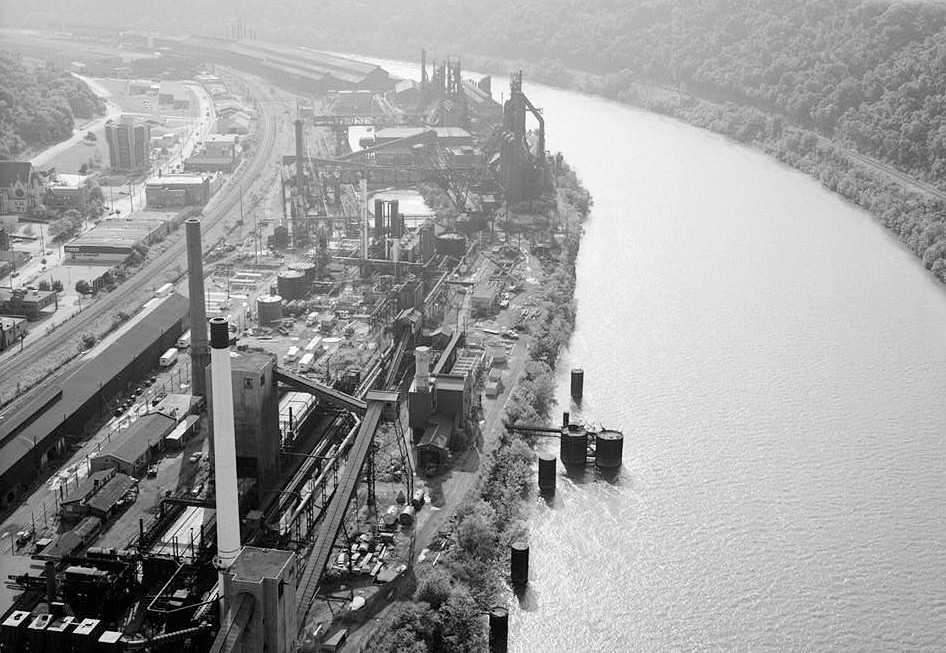 Pittsburgh Steel Company Monessen Works, Monessen Pennsylvania 1995 UPSTREAM VIEW OF KOPPERS COKE PLANT IN FOREGROUND. BLAST FURNACES & OPEN HEARTH BEHIND. VIEW LOOKING WEST.