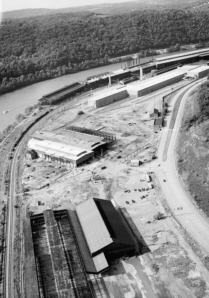 Pittsburgh Steel Company Monessen Works, Monessen Pennsylvania 1995 AERIAL VIEW FACING NORTH. DOWNSTREAM VIEW OF FABRIC BUILDING, STRUCTURAL WAREHOUSE, RAIL MILL, & OPEN HEARTH COMPLEX.
