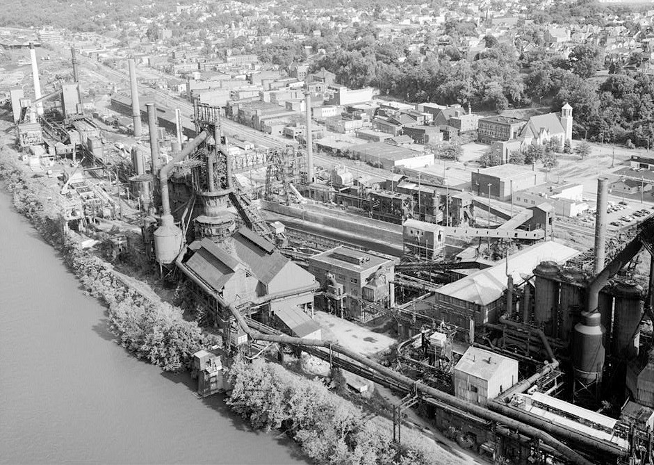 Pittsburgh Steel Company Monessen Works, Monessen Pennsylvania 1995 VIEW OF DOUBLE ROOF CAST HOUSE OF BLAST FURNACE NO. 3. COKE PLANT & MONESSEN BUSINESS DISTRICT IN BACKGROUND. VIEW FACING EAST.
