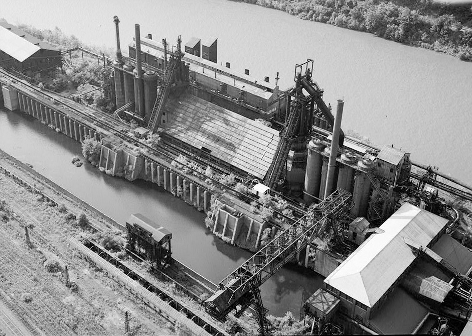 Pittsburgh Steel Company Monessen Works, Monessen Pennsylvania 1995 CLOSE-UP AERIAL VIEW OF BLAST FURNACES 1 & 2. SHARED CAST HOUSE LIES IN BETWEEN TWO SKIP INCLINES. HIP ROOF AT RIGHT COVERS BLOWING ENGINE HOUSE. VIEW FACING NORTH.