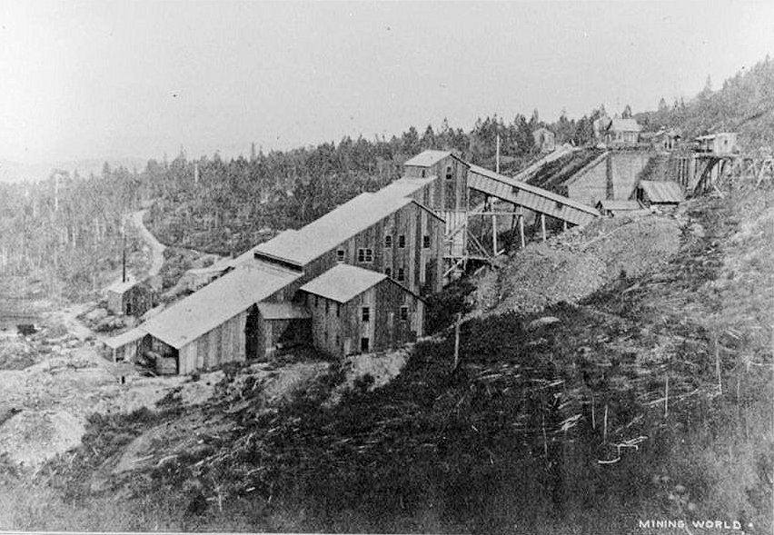 Bald Mountain Gold Mill, Lead South Dakota EAGLE MILL EXTERIOR FROM NORTHWEST, c. 1907. SHOWS INITIAL MILL CONFIGURATION WITH FULLY EXPOSED CRUDE ORE BIN CONCRETE RETAINING WALL, SINGLE (SOUTH) CRUDE ORE BIN, AND EXPOSED CRUSHER HOUSE. NOTE THE LACK OF MACHINE SHOP OR SNOW SHEDS
