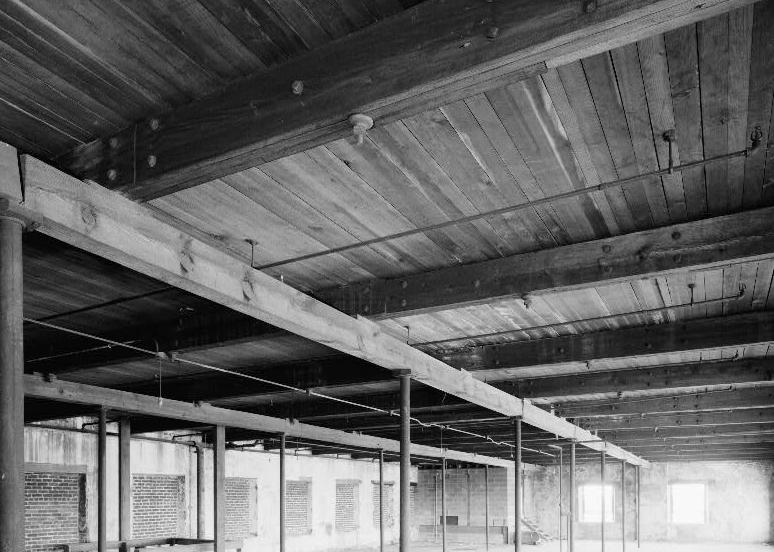 Manchester Cotton & Woolen Manufacturing Company, Richmond Virginia FOURTH FLOOR, VIEW FACING NORTHWEST. NOTE BOTTOM CORDS OF ROOF TRUSSES (1986)