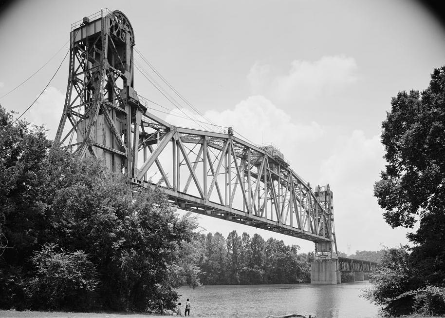 Tennessee River Railroad Bridge, Florence Alabama 1989 Lift span, looking southeast
