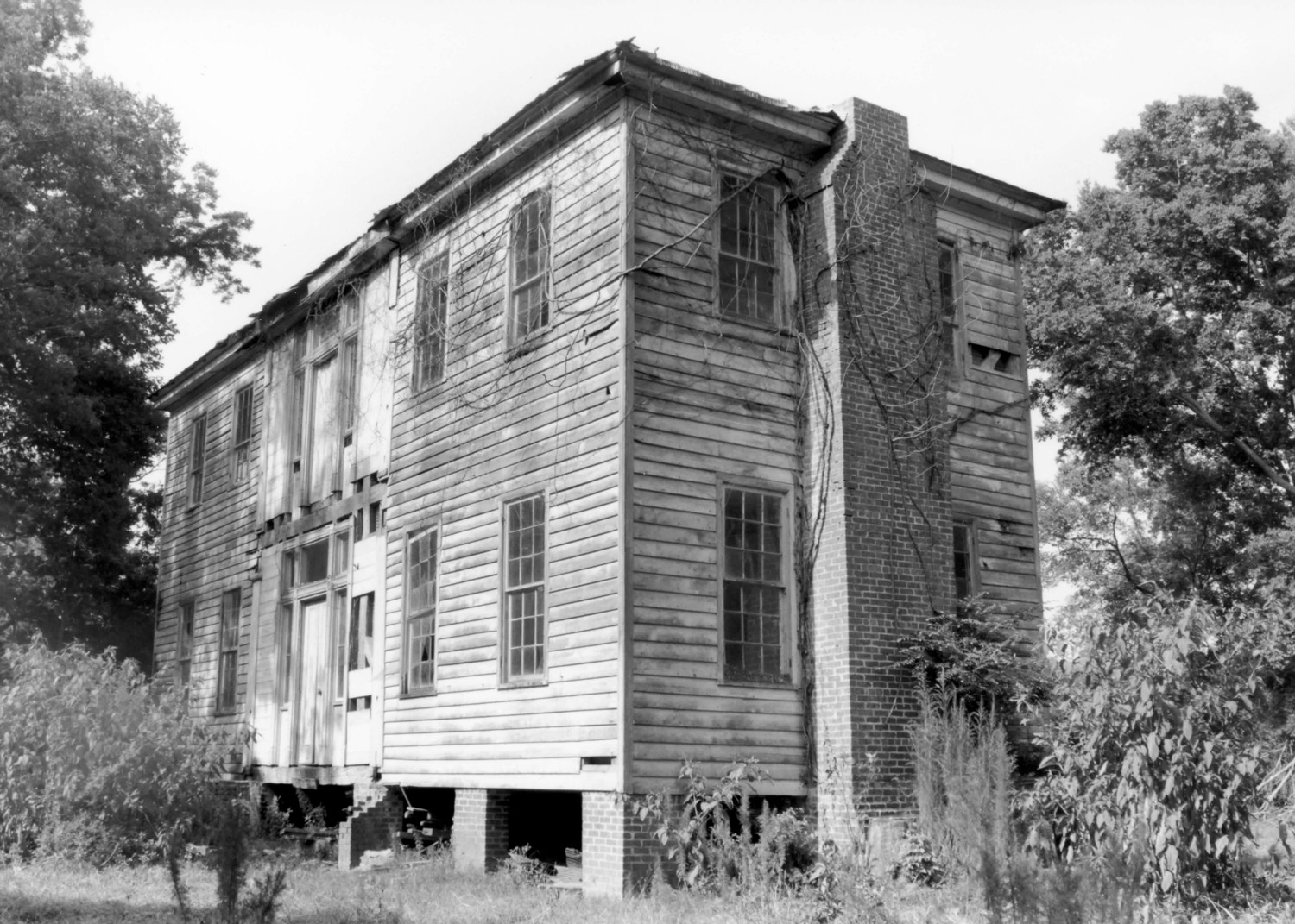 Borden Oaks Plantation, Greensboro Alabama Front and side (south) elevation, camera facing northeast (1993)