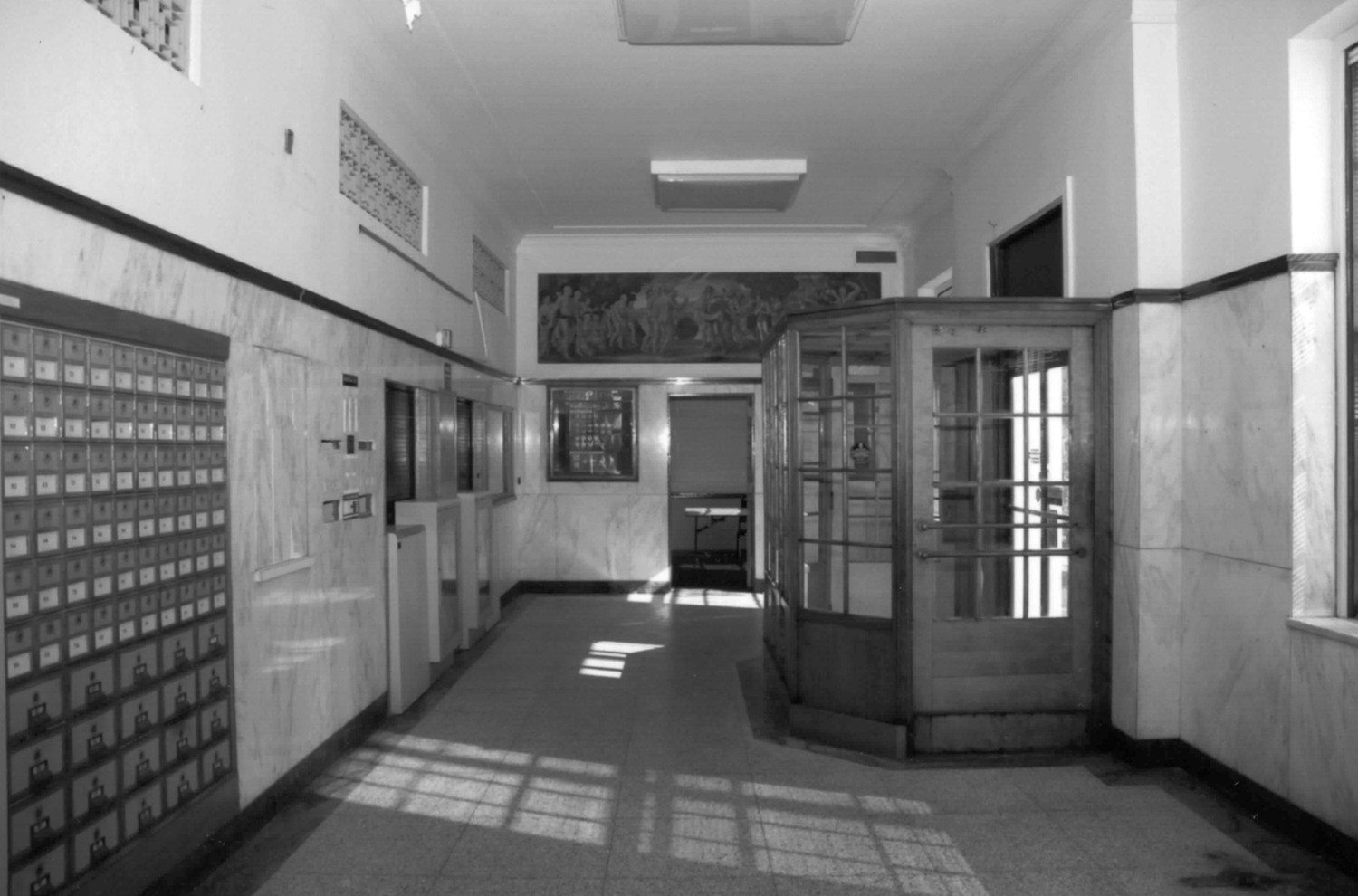 Old Guntersville Post Office Building, Guntersville Alabama First floor, lobby looking north (2009)