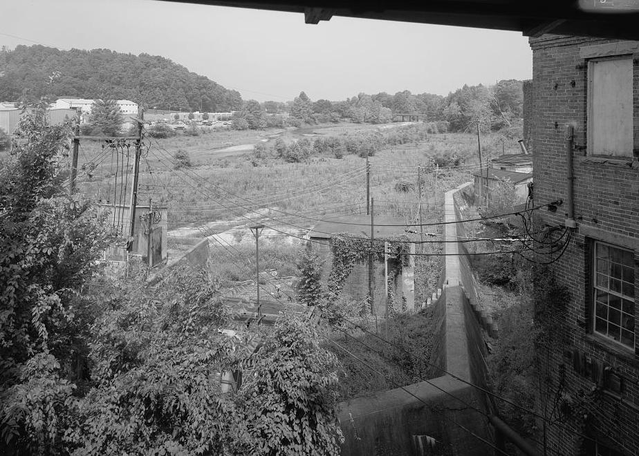 Prattville Manufacturing Company - Cotton Mill, Prattville Alabama FACING NORTHWEST. DAM SKIRT/RETAINING WALL LOOKING TOWARD HEAD OF AUTAUGA CREEK, TAKEN FROM 3<sup>rd</sup>-FLOOR WALKWAY BETWEEN MILL TOWERS (1998)