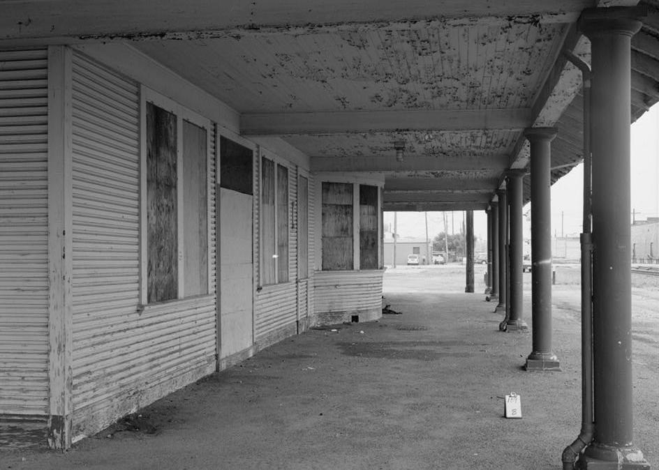 Southern Pacific Railroad Train Depot, Lodi California 1998 East front, to north, showing arcade and columns.  Waiting room door is nearest to camera.