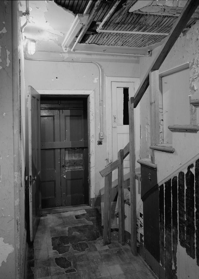 Penfield Reef Lighthouse, Bridgeport Connecticut First floor hallway, looking east (1997)