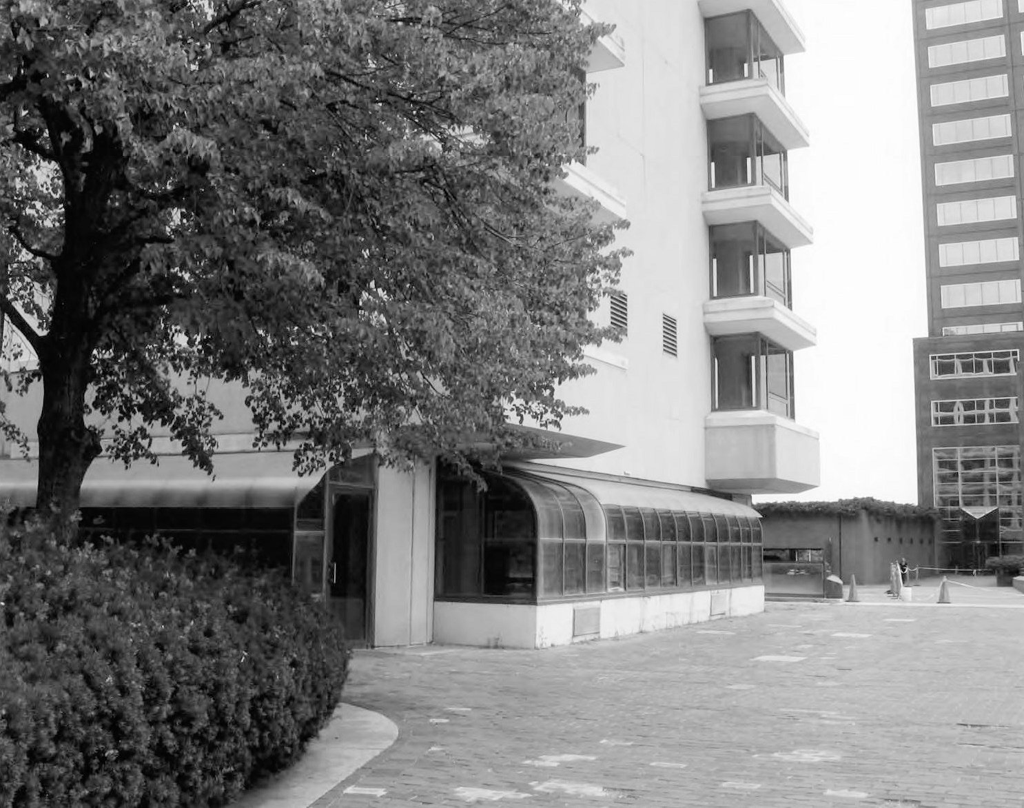 Hotel America - Spectra Boutique Apartments, Hartford Connecticut West (rear) and south (side) elevation of hotel from Constitution Plaza, showing enclosed terrace details (2011)