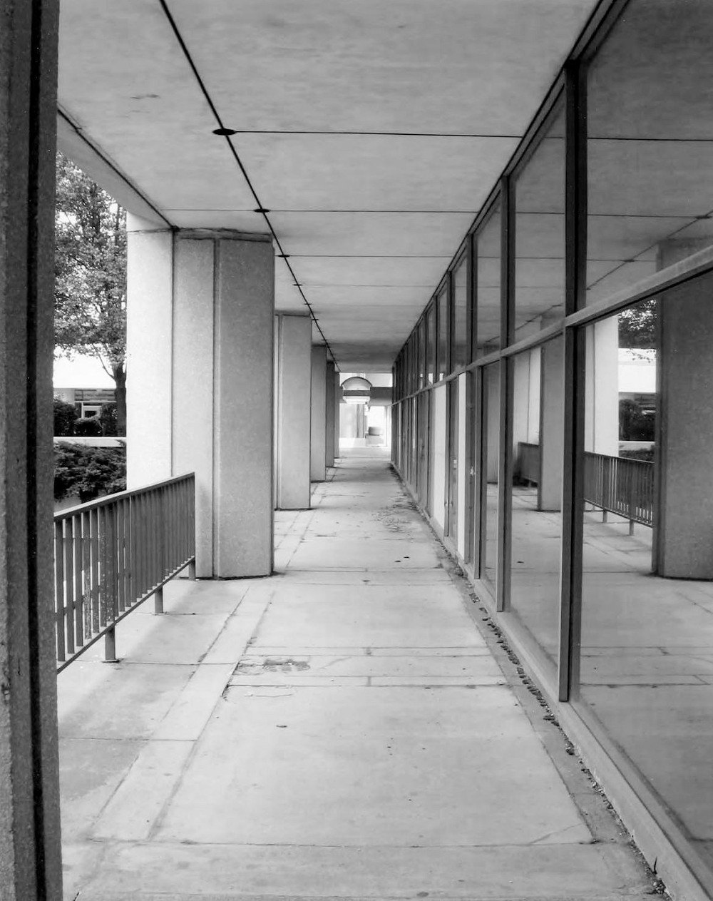 Hotel America - Spectra Boutique Apartments, Hartford Connecticut West (rear) elevation of hotel from Constitution Plaza, showing pedestrian walkway (2011)