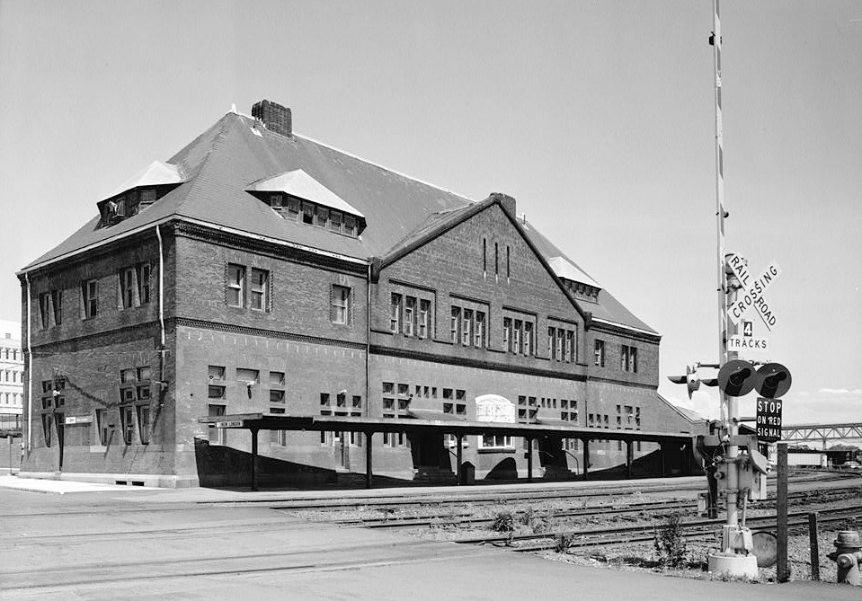 New London Railroad Station, New London Connecticut 1975 GENERAL VIEW OF WEST FACADE (LEFT) AND SOUTH TRACKSIDE FACADE (RIGHT)