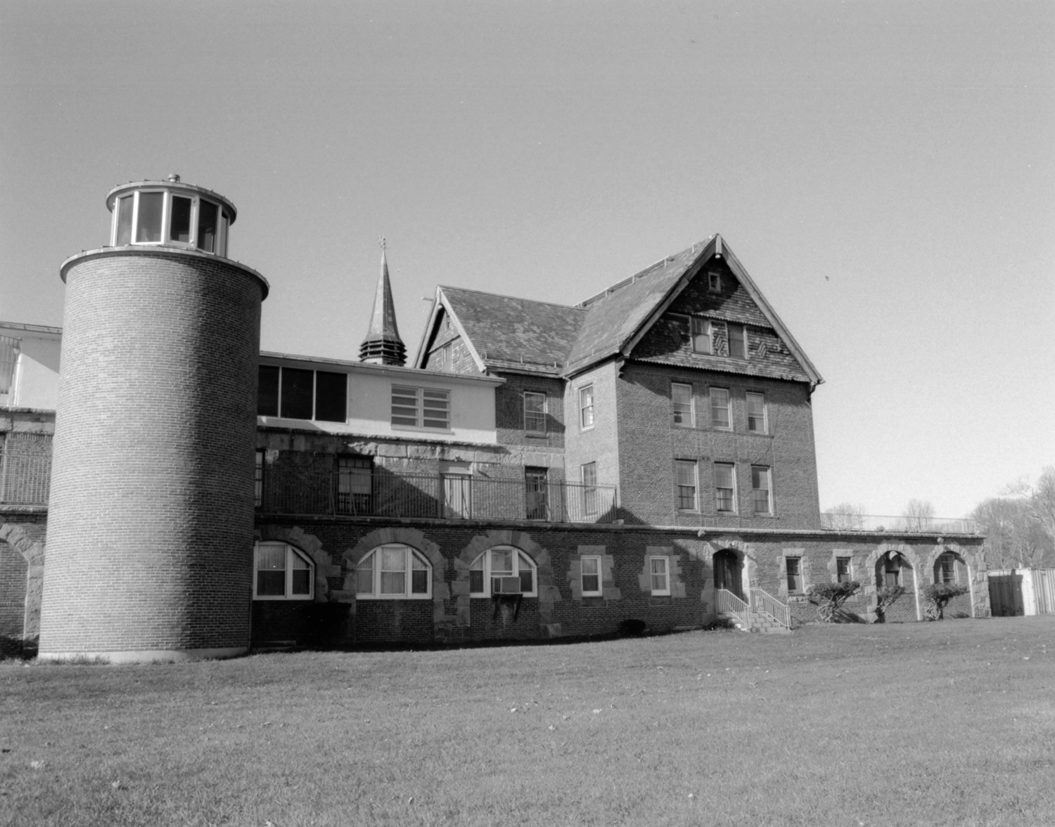 Seaside Sanatorium, Waterford Connecticut Maher Building, east elevation (1994)