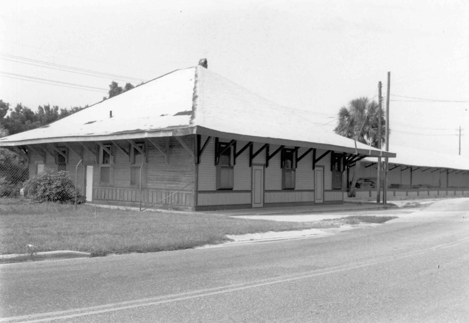 Passenger station in foreground (1995)