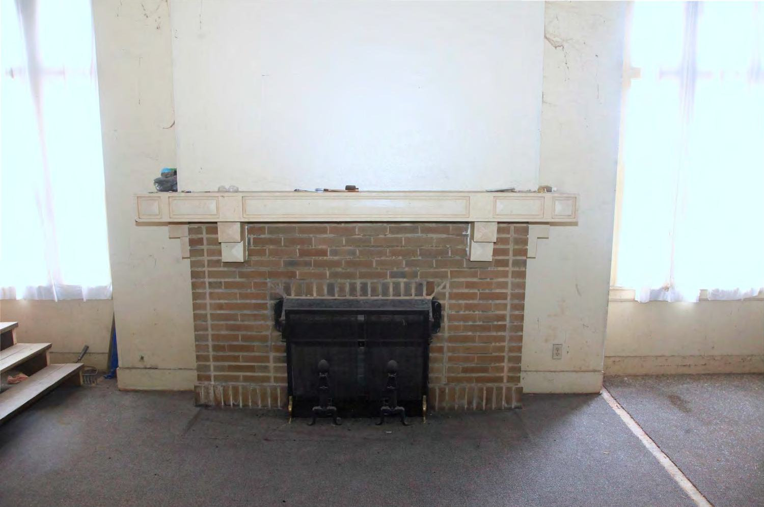 Hotel James, Palatka Florida Interior view of fireplace (2019)