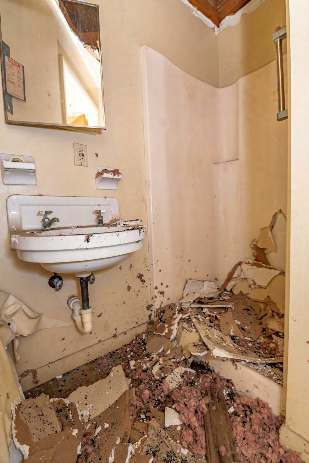 Hotel James, Palatka Florida Interior view of second floor bathroom (2019)