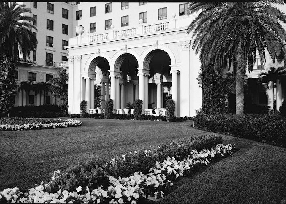 The Breakers Hotel, Palm Beach Florida 1972 VIEW OF LAWN AND ENTRANCE PORTE COCHERE