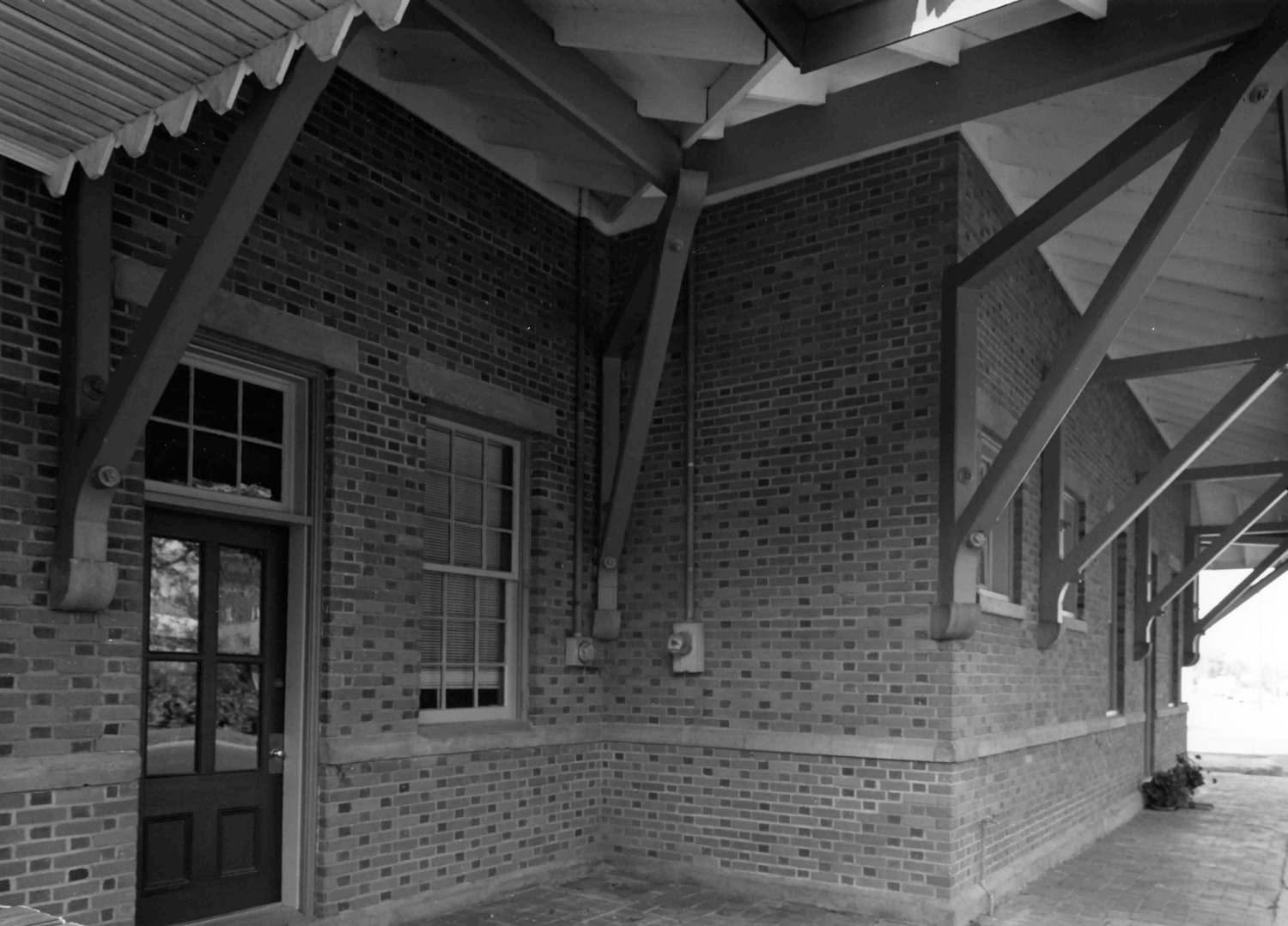 Blackshear Depot, Blackshear Georgia Passenger entrance and roof brackets (1997)