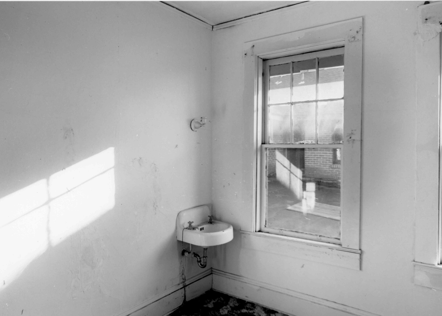 Glennwanis Hotel, Glennville Georgia Interior, second floor, detail of representative room (2001)