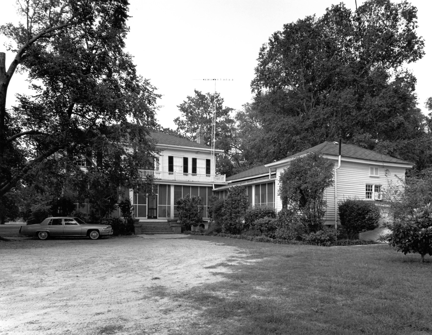 John Chapman Plantation - Hollywood, Jeffersonville Georgia Rear of house and dining room/kitchen wing looking northeast (1981)