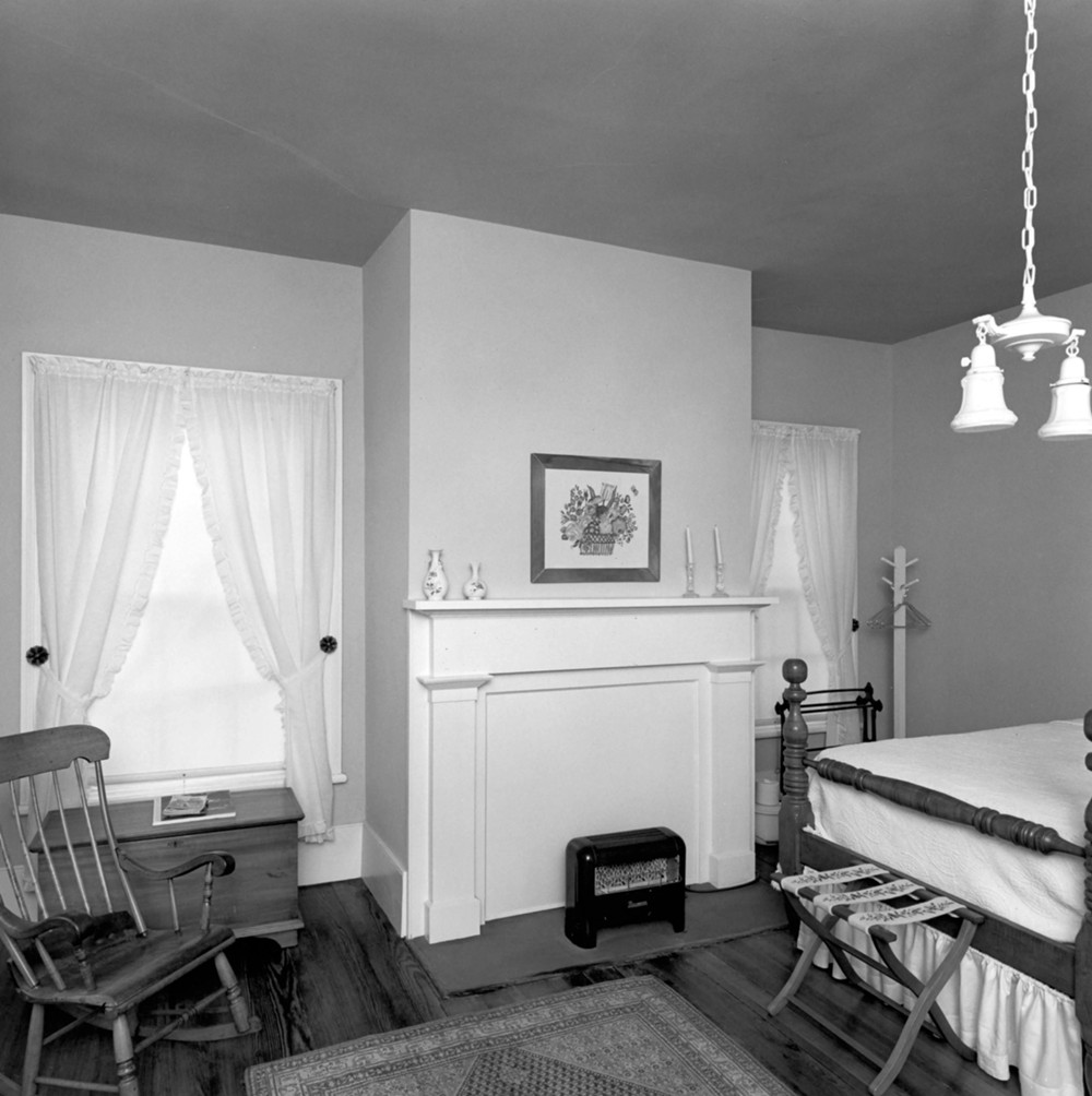 John Chapman Plantation - Hollywood, Jeffersonville Georgia Second floor southwest bedroom looking northwest (1981)