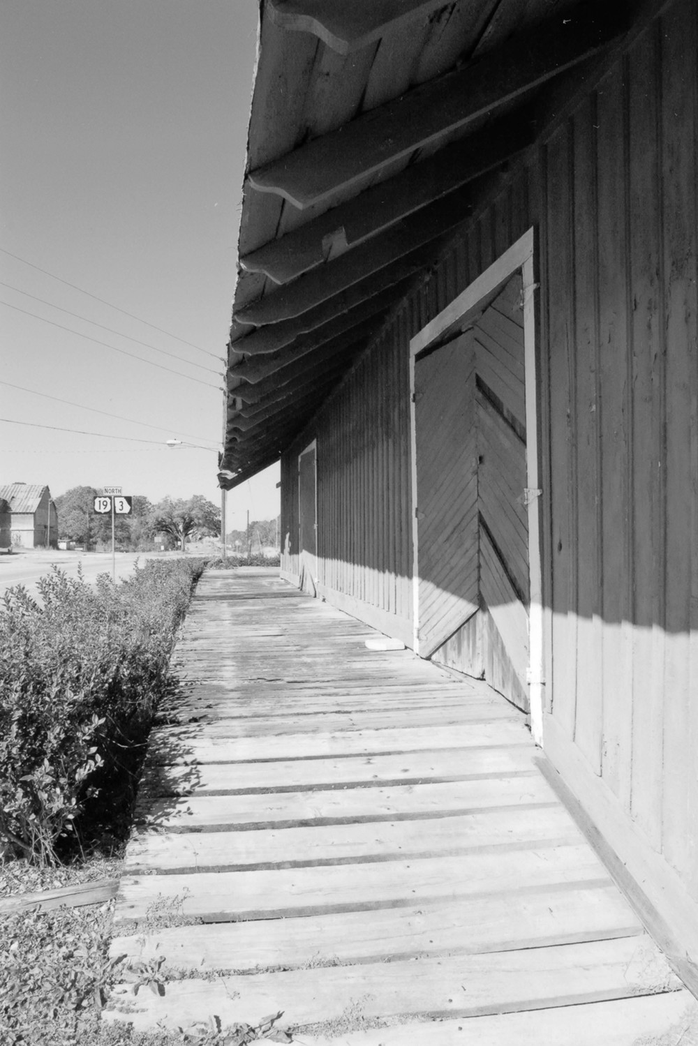 Former Central of Georgia Railroad Depot, Leesburg Georgia Loading platform on the west side (2007)