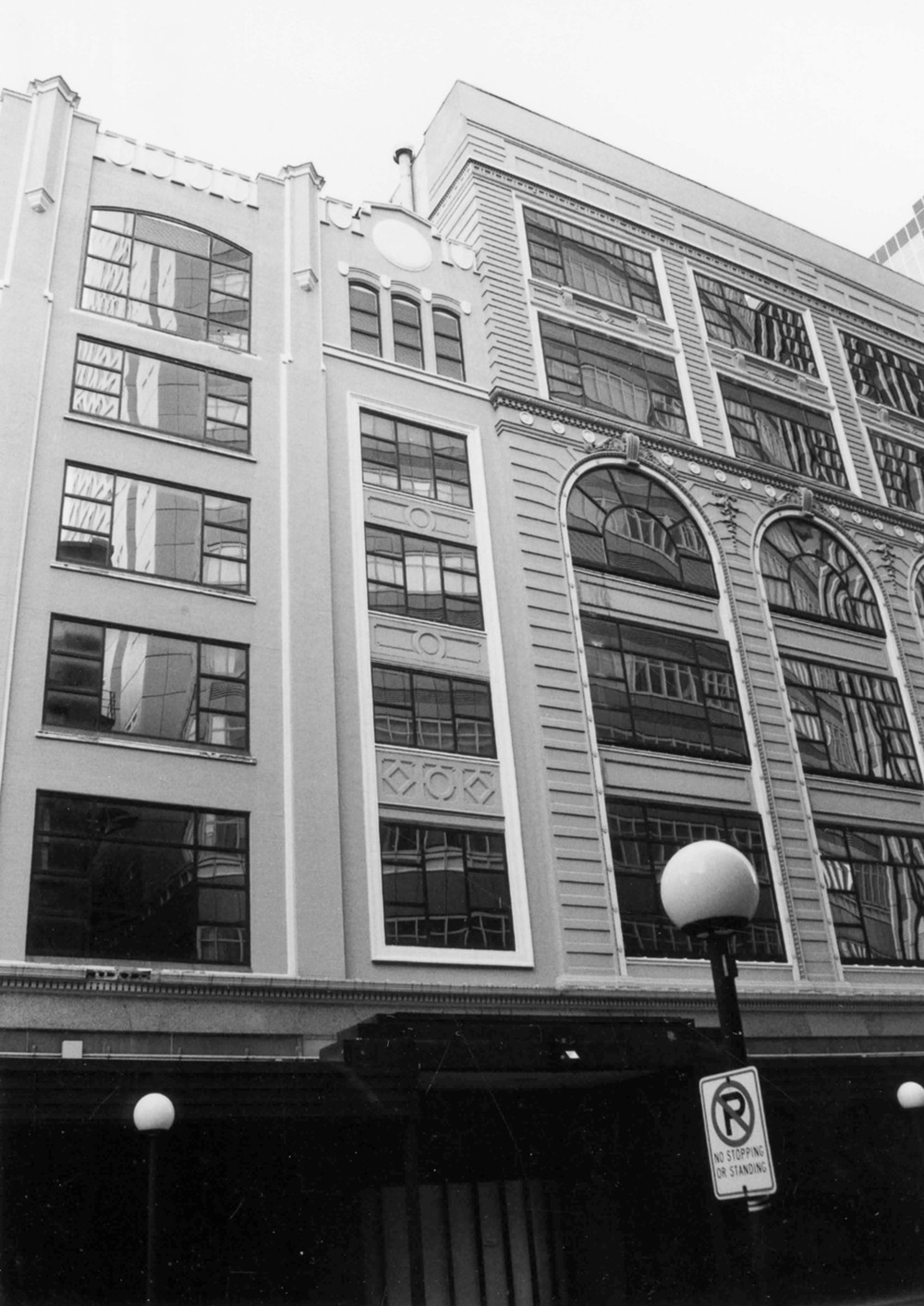 Younker Brothers Department Store, Des Moines Iowa Walnut Street, bridge detail between the two buildings (2008)
