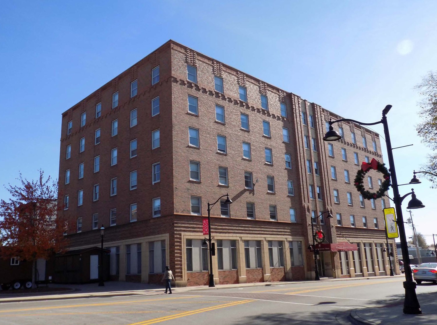 Hotel Belleville, Belleville Illinois Primary facade (right), northwest corner, north elevation (left) (2017)