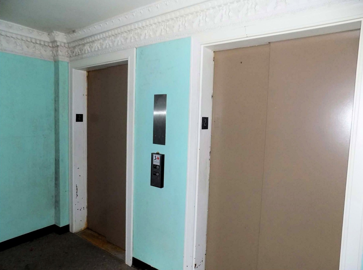 Hotel Belleville, Belleville Illinois 2<sup>nd</sup> floor interior elevator lobby-note original plaster at ceiling (2017)