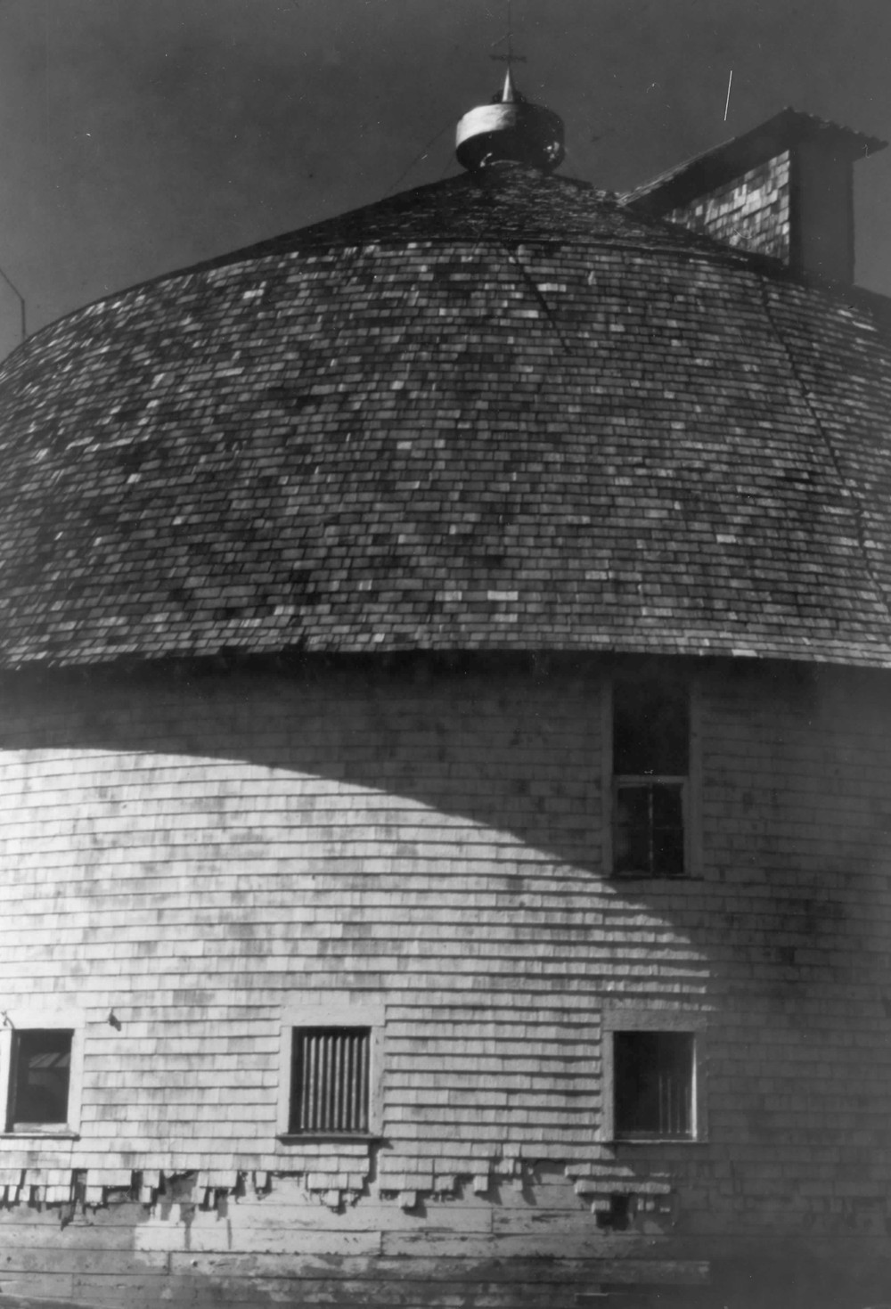 Clarence Kleinkopf Round Barn, Colchester Illinois Looking northwest (1981)