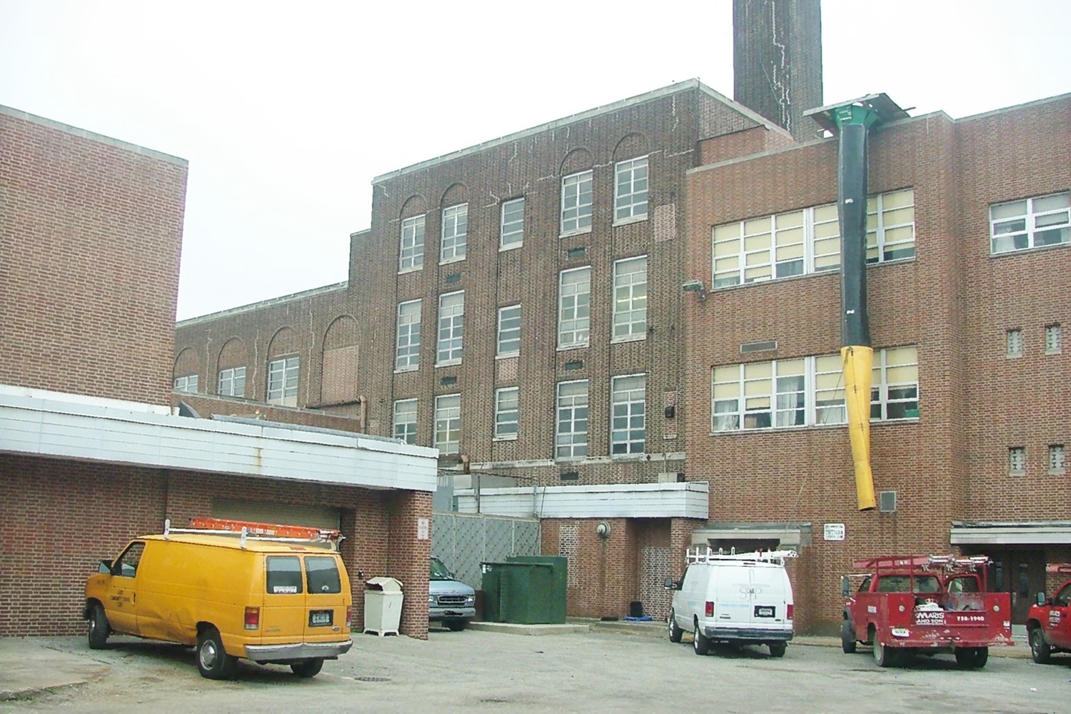 Theodore Roosevelt High School, Gary Indiana North elevation, 1930 section(center), 1968 addition at right. Camera facing southeast (2010)