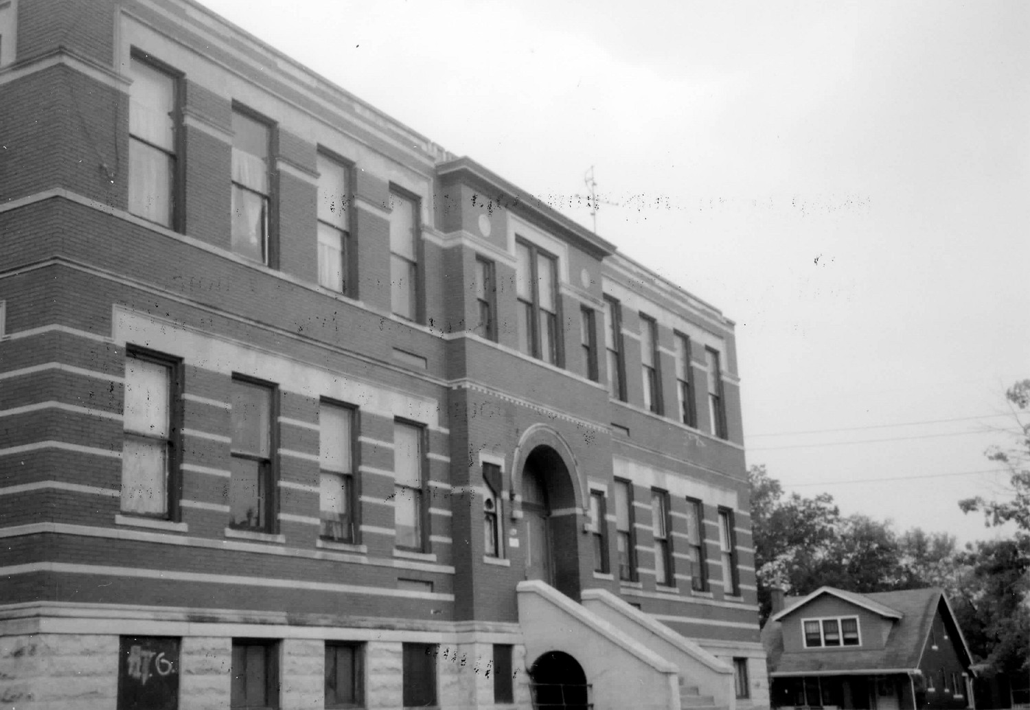 Fifth District School, Covington Kentucky West elevation, facing southeast (2004)