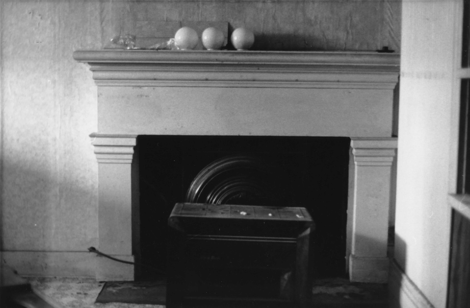 Shelburne-Cox House, Taylorsville Kentucky Mantel in first-floor west front room looking southwest (1991)