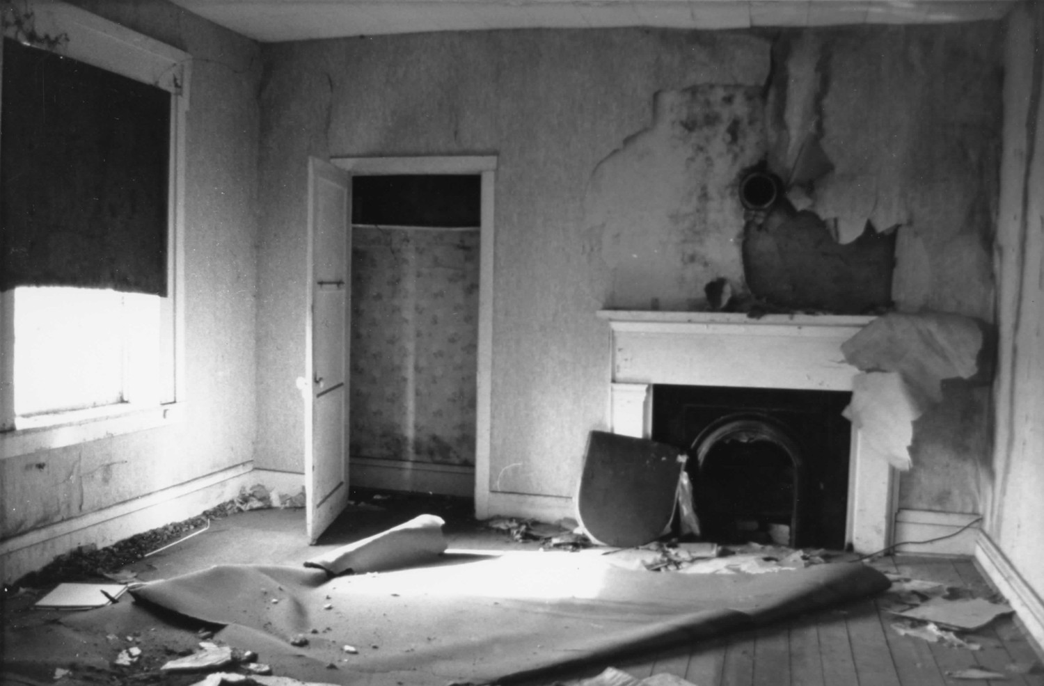 Shelburne-Cox House, Taylorsville Kentucky Second-floor west front bedroom looking south (1991)