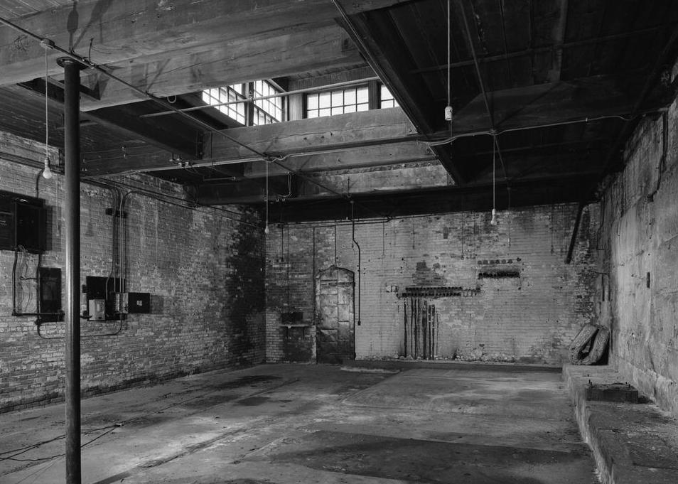 Boston Manufacturing Company, Waltham Massachusetts 1979 INTERIOR OF 1902 GENERATOR HOUSE. EAST EXTERIOR WALL IS AT LEFT. CLERESTORY AT TOP IS ALSO SEEN FROM THE OUTSIDE IN PHOTO # 14.