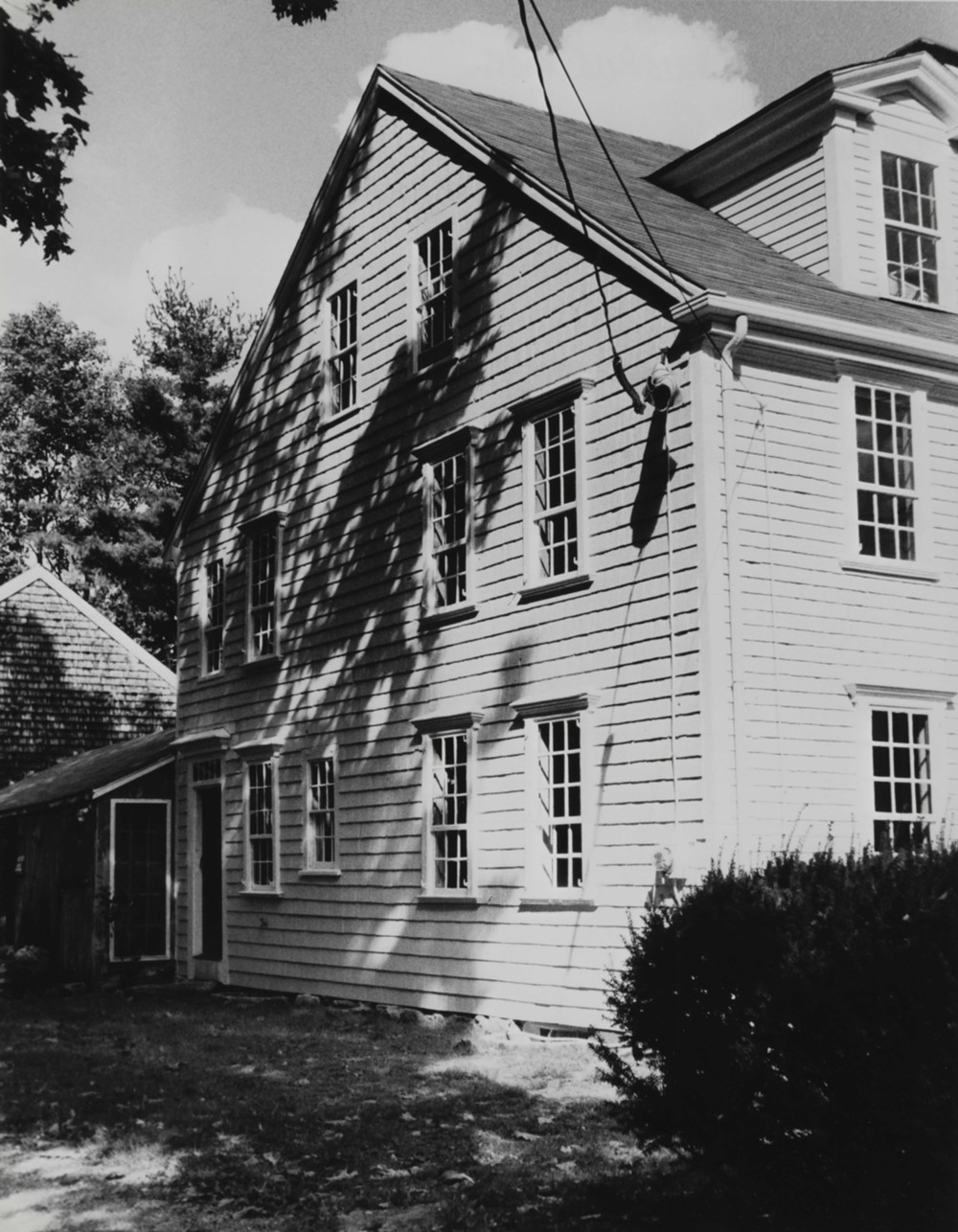Dwight-Derby House, Medfield Massachusetts West elevation, including connecting breezeway (left) and barn beyond (1999)