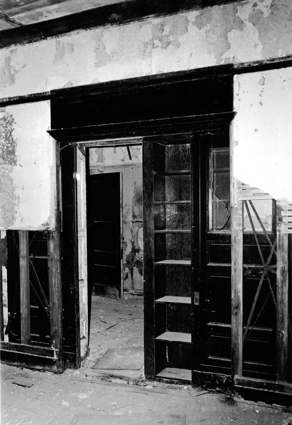 Bankard-Gunther Mansion, Baltimore Maryland Sliding doors and shelves on south side of middle room (1979)