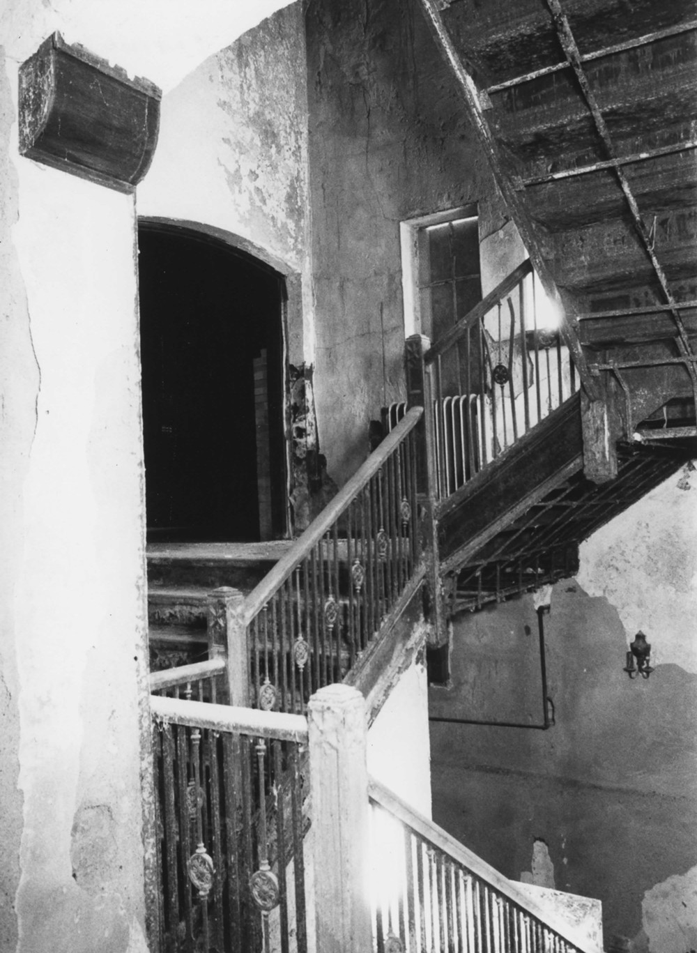 Boys Club Building, Battle Creek Michigan Stairwell, looking southeast towards gymnasium entrance. Note corbelled wood arch in upper left corner, metal hopper windows on stairway landing, and decorative metal railing (2001)