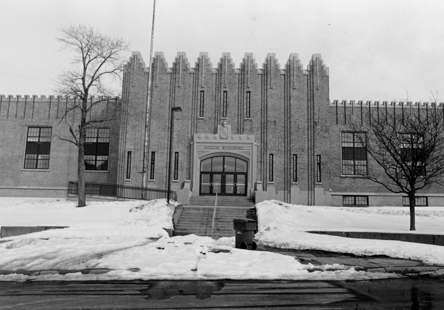 Boys Club Building, Battle Creek Michigan Primary entrance on front (west) elevation, showing crenellation and center projecting bay (2004)