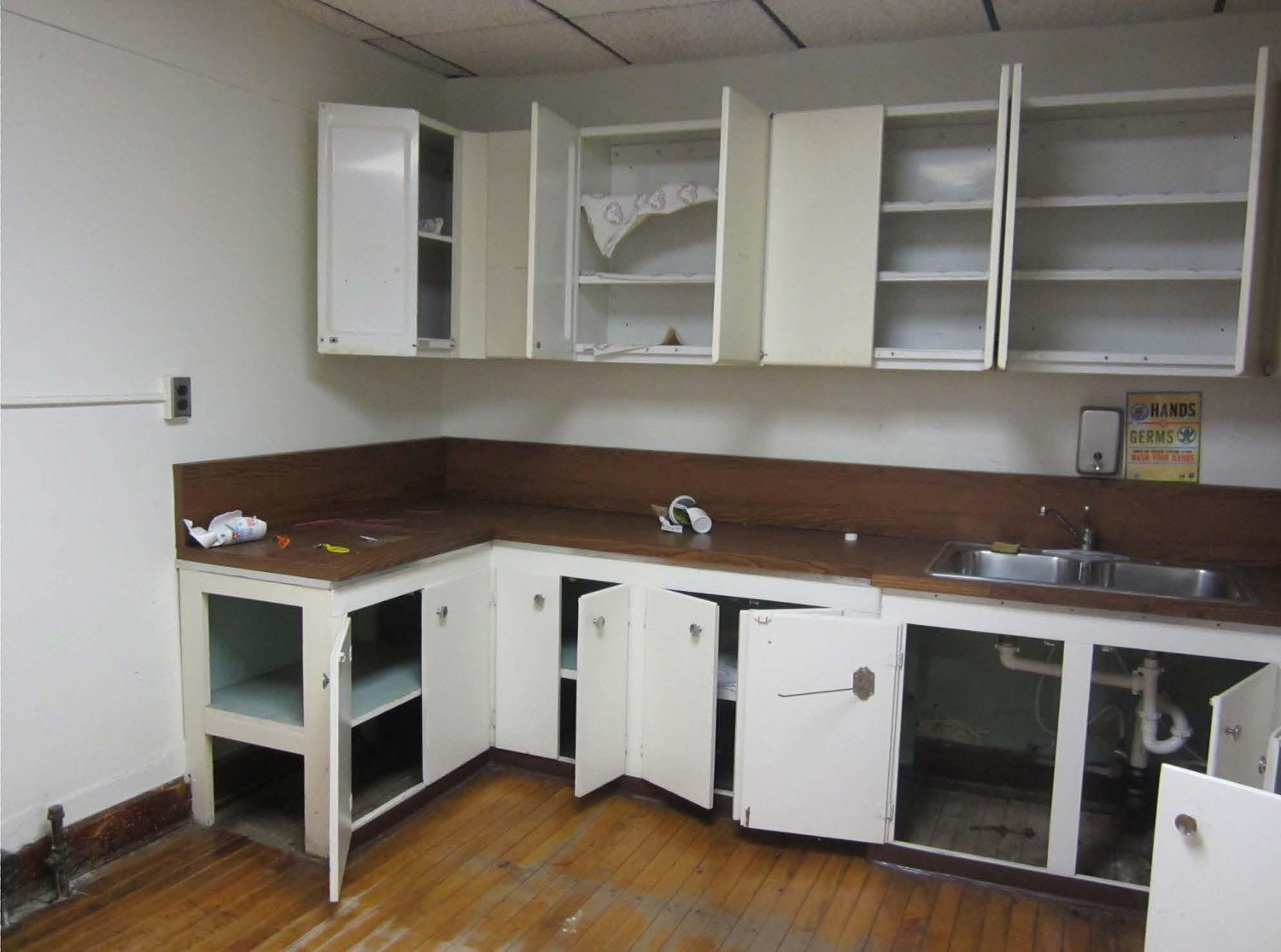 Lincoln School, Owosso Michigan First floor kitchen off east-west corridor looking southeast (2014)
