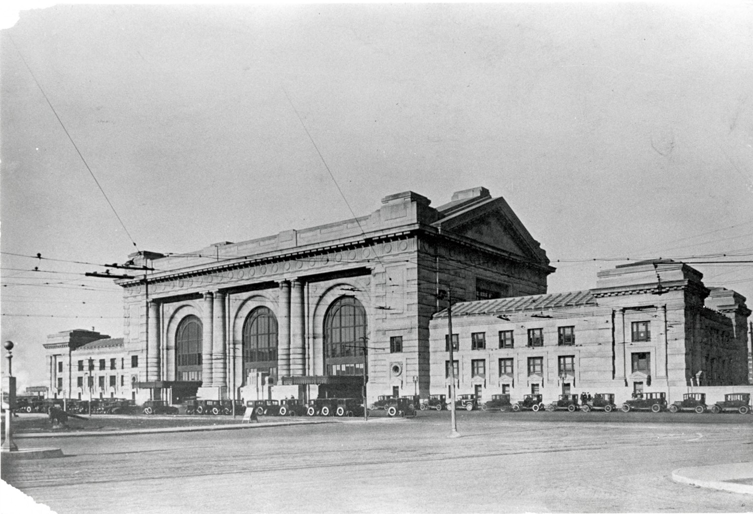 Union Station, Kansas City Missouri Historic view of station, front main block at center, flanked by west (left) and east (right) side wings (1925)