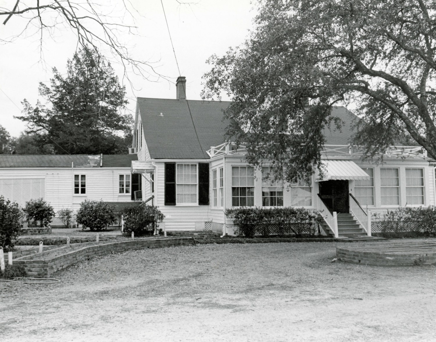Hawthorne Place, Natchez Mississippi Looking easterly, the rear of Hawthorne Place, showing modern den enclosure on the rear (1979)