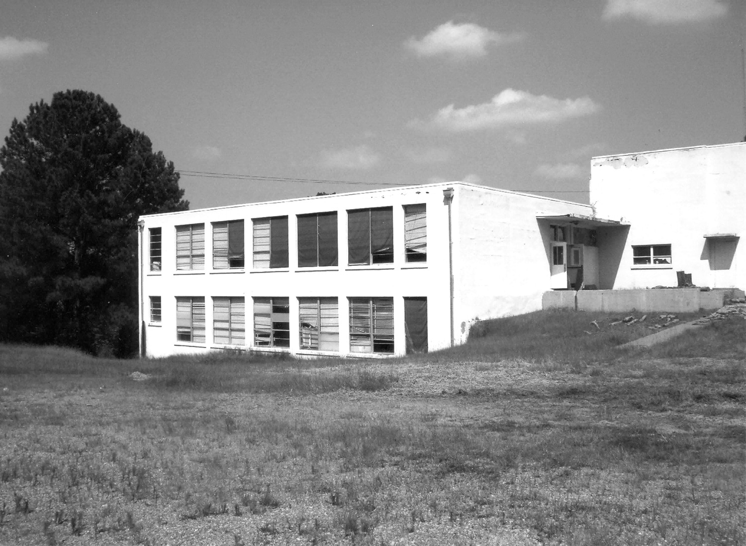 Vaiden High School, Vaiden Mississippi West facade, facing northeast (2008)