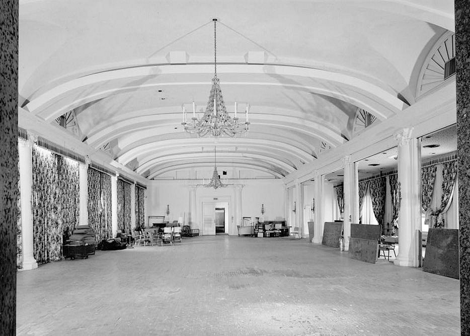 Dennis Hotel, Atlantic City New Jersey GENERAL VIEW OF A DINING ROOM