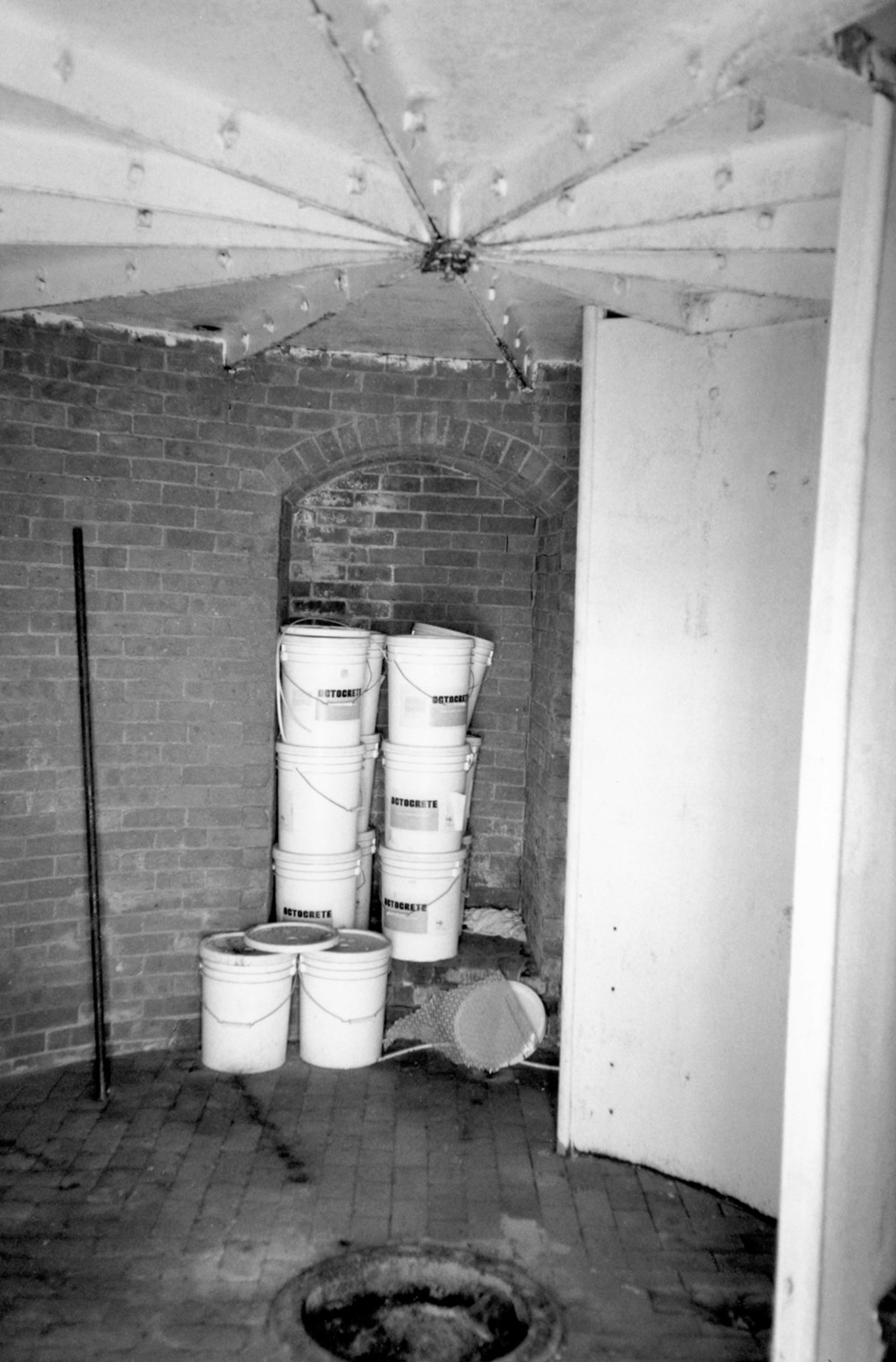 Great Beds Light Station, South Amboy New Jersey First story room showing alcove (2003)