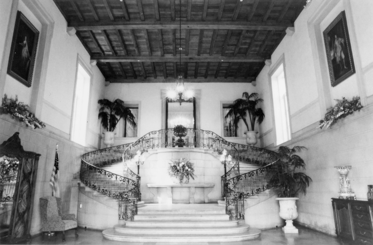 Oheka - Otto H. Kahn Estate, Cold Springs Hills New York Entrance Hall and staircase (2002)