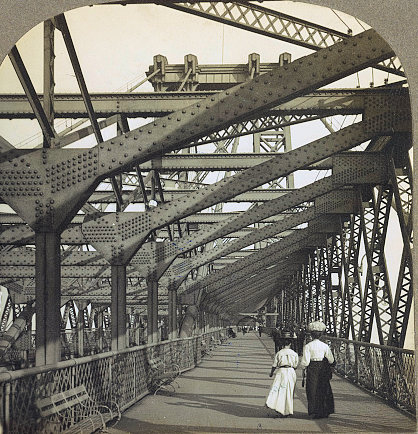 Williamsburg Bridge, New York New York Foot passengers on the new Williamsburg Bridge (1907)