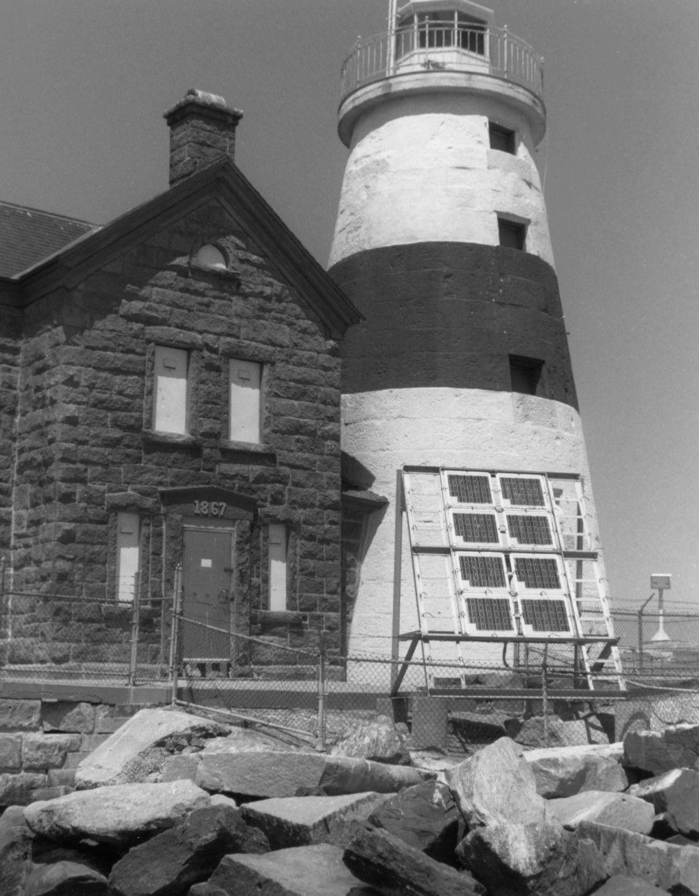 Execution Rocks Lighthouse, Port Washington New York Keepers' quarters and lighthouse exterior view looking north (2004)